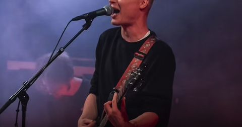 Party-Sänger aus Hamburg mit Gitarre am Mikrofon